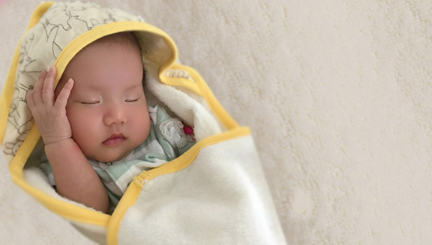 赤ちゃんの足は自由に～おくるみと股関節脱臼のリスクと正しい使い方～